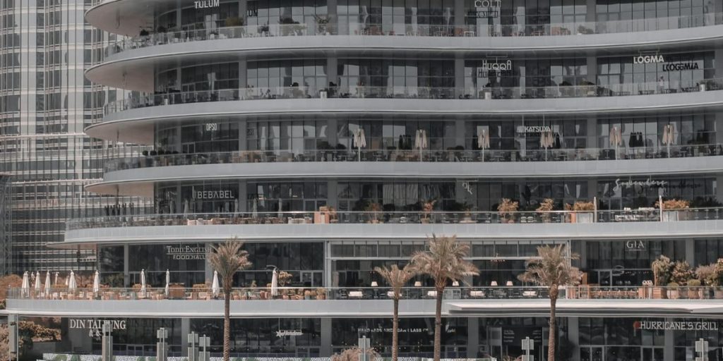 This guide explains why Dubai's luxury real estate market — especially ultra‑prime villas on new islands like Palm Jebel Ali — remains attractive in 2026 and ho...