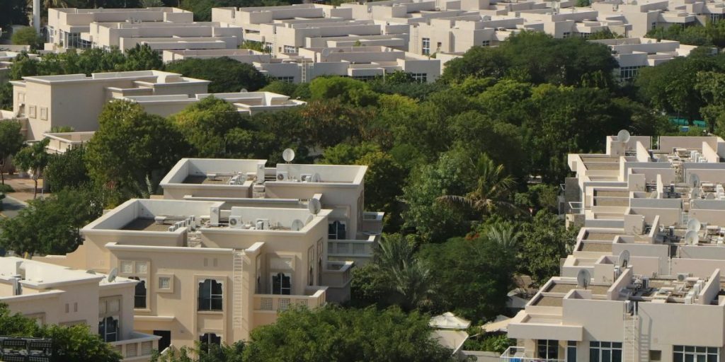 This article guides high‑net‑worth buyers through Dubai's top luxury villa markets in 2026, focusing on Emirates Hills, Palm Jebel Ali and other elite communiti...