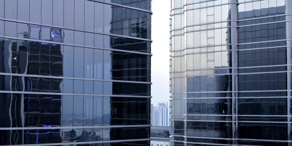 This guide explains how to find and vet a top-tier real estate agent in Abu Dhabi's fast-moving luxury market. It outlines why Abu Dhabi is attractive to high-n...