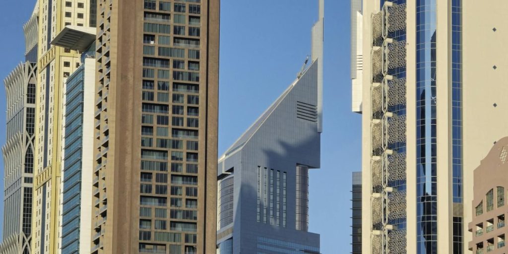 This guide helps high-net-worth buyers navigate Dubai's luxury real estate market by focusing on how to find and evaluate a specialized real estate broker. It e...