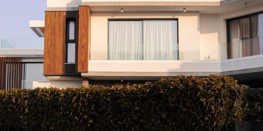 This article explains why Arabian Ranches and nearby luxury communities such as Palm Jebel Ali, Emirates Hills and Dubai Hills matter to high‑net‑worth buyers i...