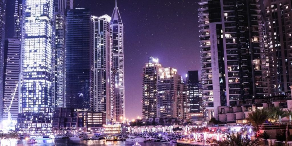 This guide explains how high‑net‑worth buyers can choose reliable estate agents in Dubai when shopping for luxury villas, with special focus on Palm Jebel Ali a...